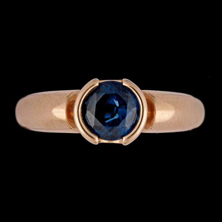 RING, fasettslipad blå safir. H. Strömdahl.