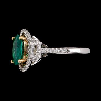 RING, 18 k guld och vitguld, briljantslipade diamanter tot 0.52 ct, smaragd 1.60 ct.