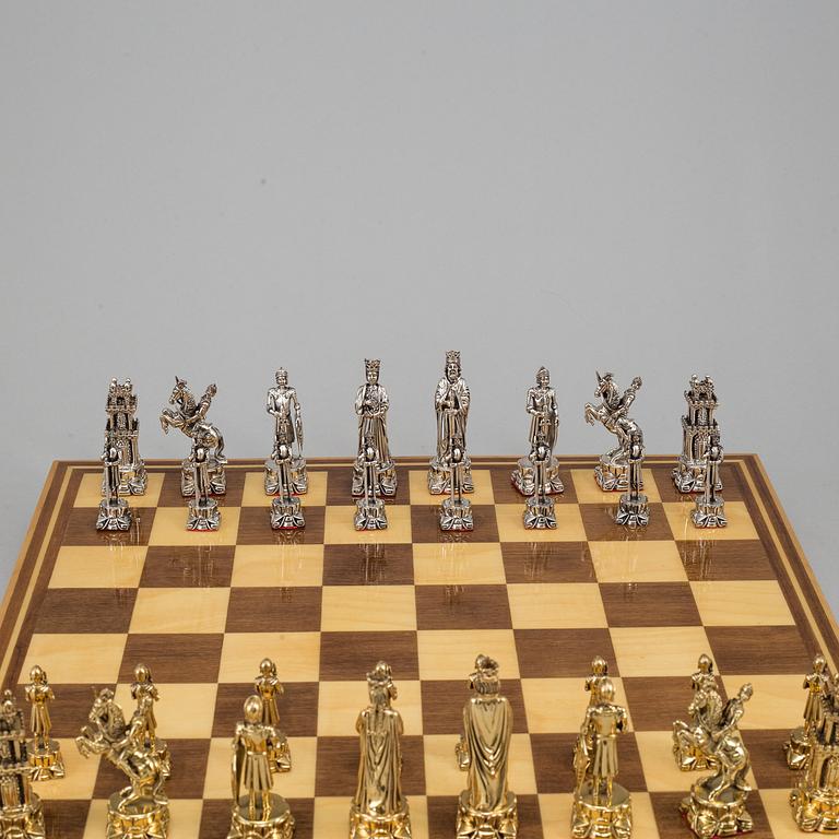 SCHACKBRÄDE, med spelpjäser i silver och förgyllt silver.