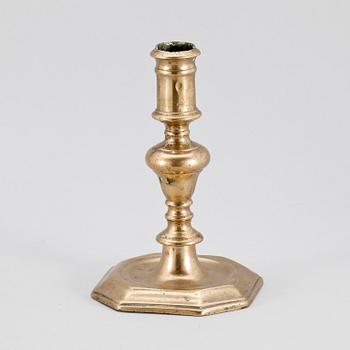 LJUSSTAKE. Mässing. Senbarock, 1700-tal.