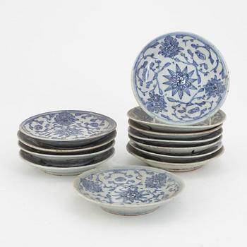 A set of 12 similar Chinese blue and white porcelain small dishes, late Qing dynasty, second half of the 19th Century.