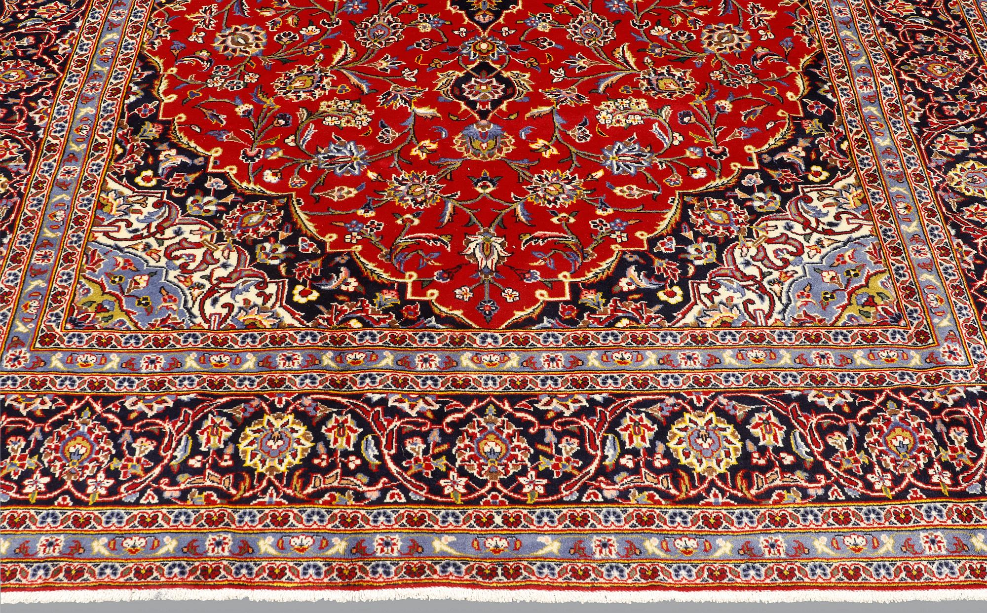 A carpet, Kashan, ca 305 x 205 cm.