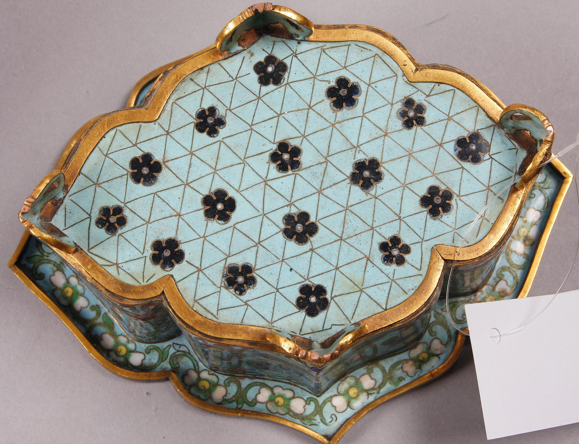 SKÅL OCH VAS, cloisonné, Kina. 1800/1900-tal.