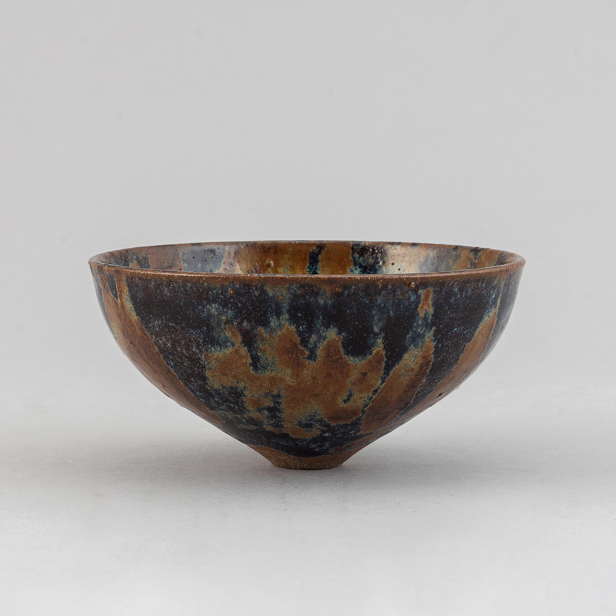 A Japanese tea bowl, 20th century.