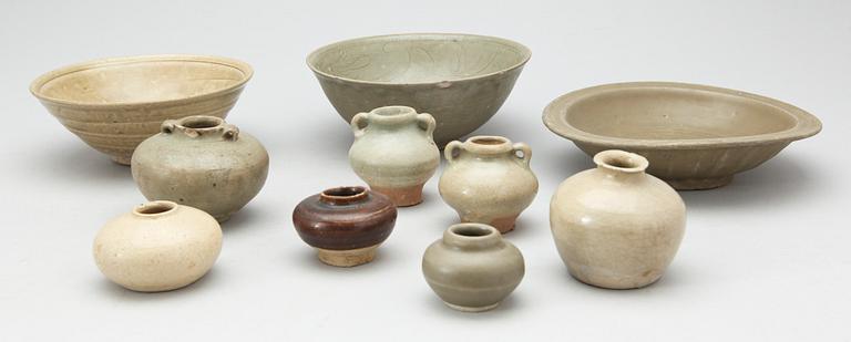 SKÅLAR, 3 st, MINATYRURNOR, 7 st samt FIGURIN och FAT, keramik, Kina/Thailand.