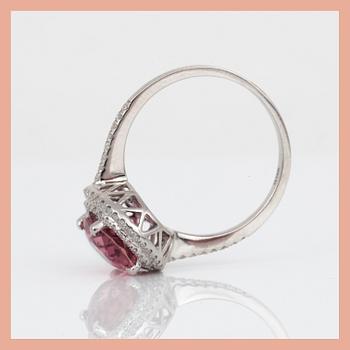 RING, 14K vitguld med ovalslipad rosa turmalin, ca 3,15 ct omgive av små diamanter tot ca 0,58 ct. Total vikt ca 3,24 g.