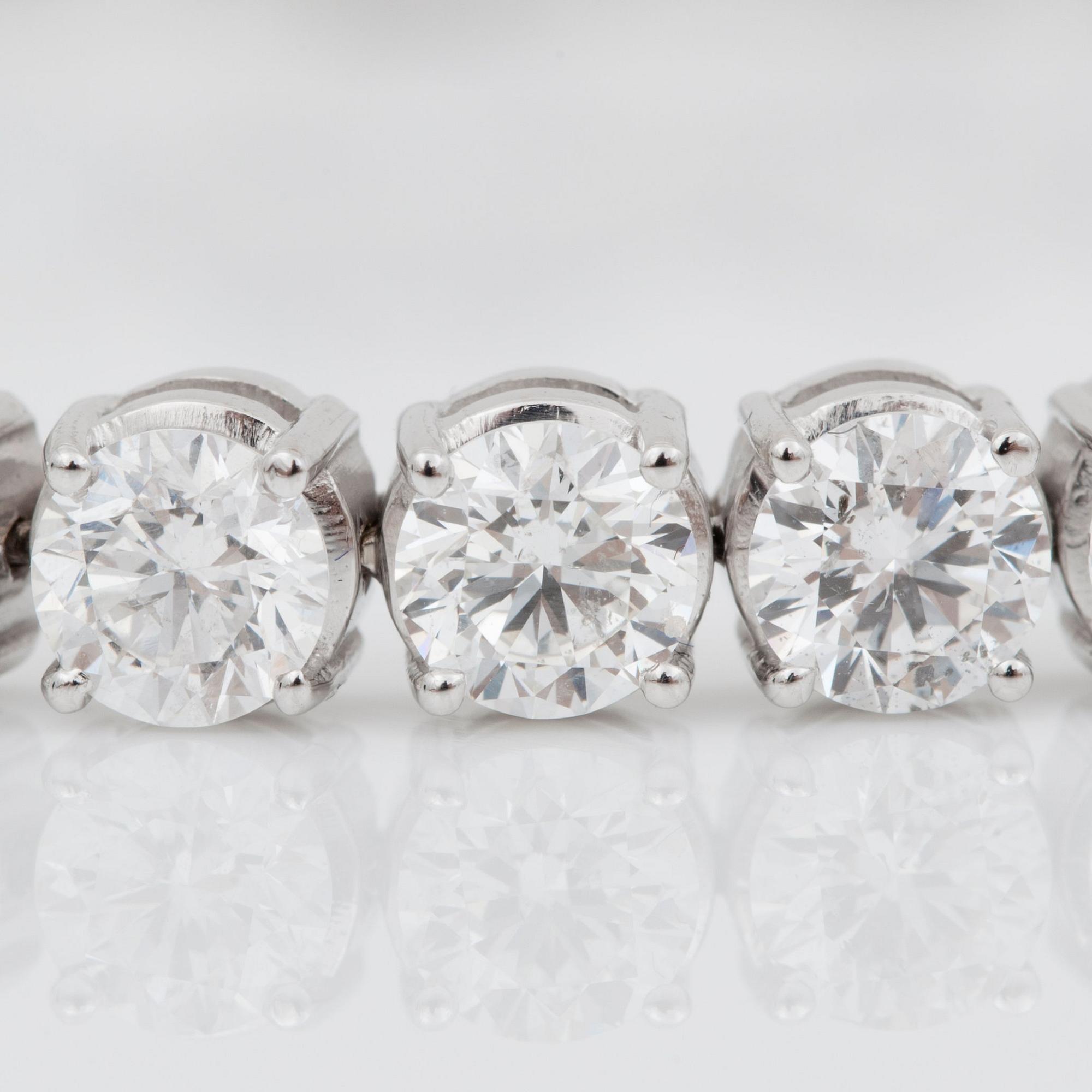 ARMBAND med briljantslipade diamanter totalt 12.05 ct. Kvalitet D-F/SI2. Alla stenar med certifikat.