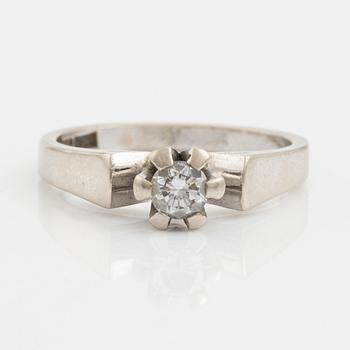Ring 18K white gold with a round brilliant-cut diamond.