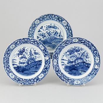 A set with 3 blue and white dinner plates, early 18th Century.