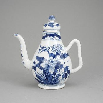 KANNA MED LOCK, porslin, Kina, Kangxi-stil 1800-tal.