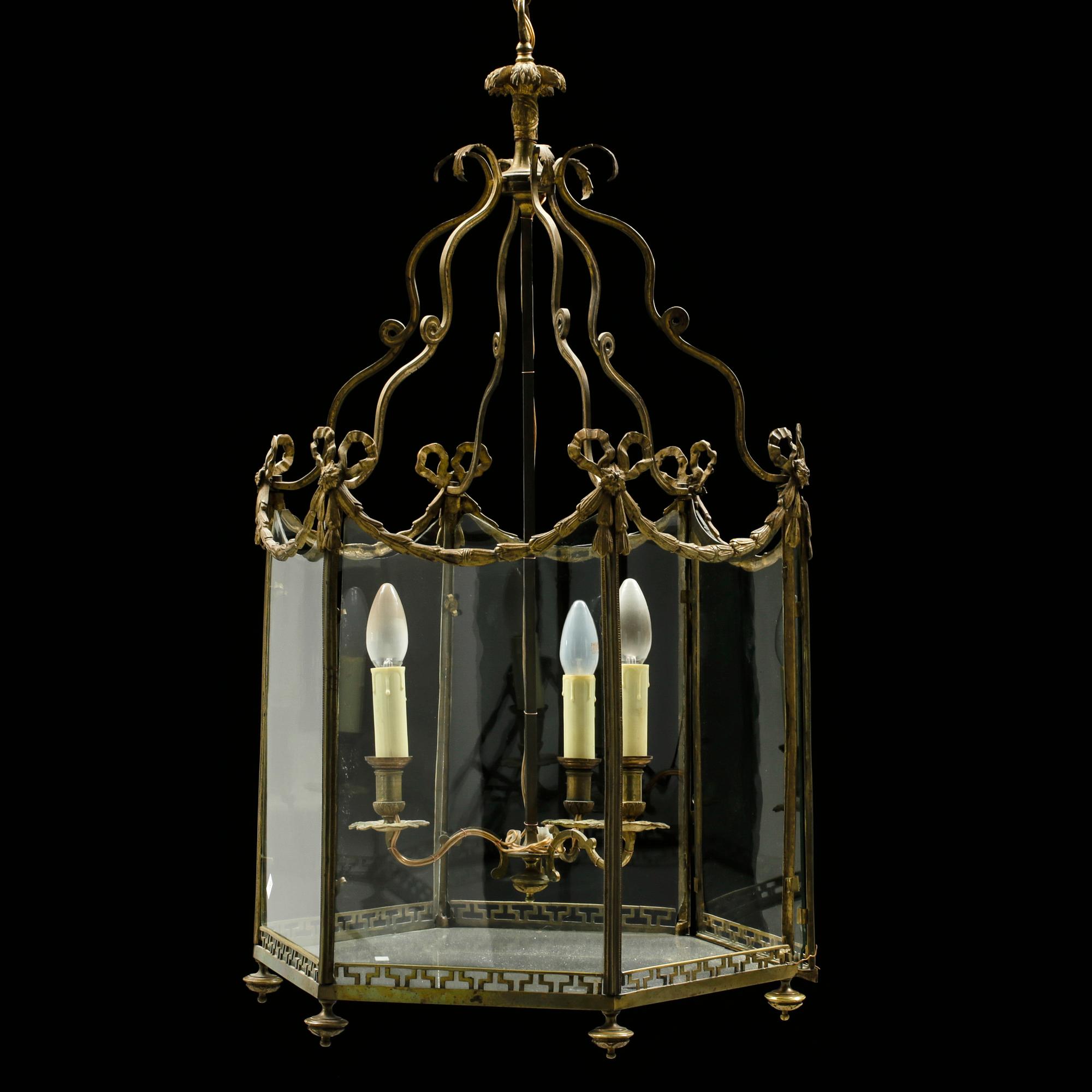 LYKTA, Louis XVI-stil, 1900-talets första hälft. Höjd ca 82 cm.