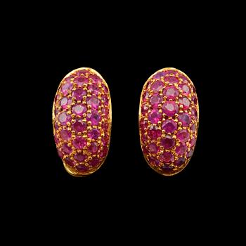 405. A PAIR OF EARRINGS, rubies c. 4.00 ct. 18K gold. Weight 16,2 g.