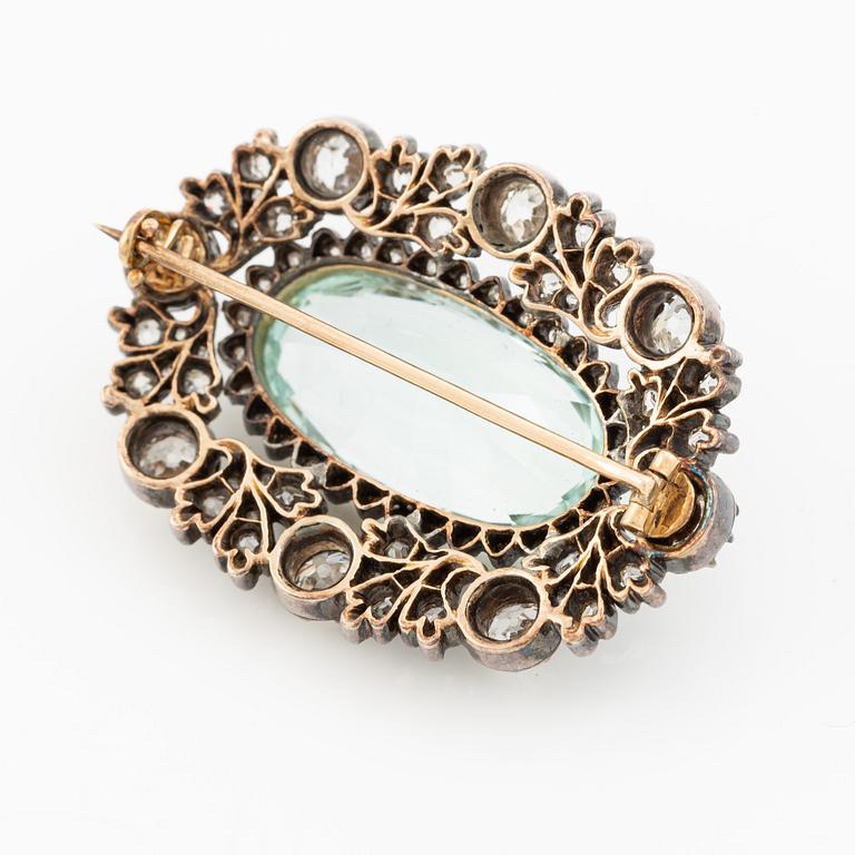 Brosch silver och guld med en fasettslipade  akvamarin och gammalslipade diamanter.