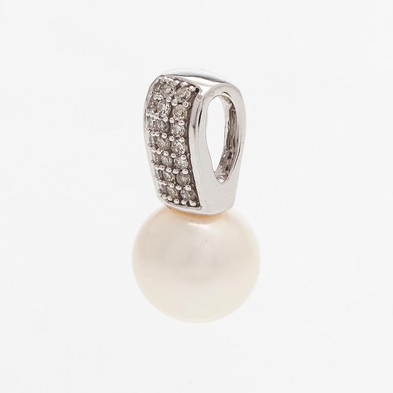 Hänge, odlad pärla, åttkantslipade diamanter, 14K vitguld.