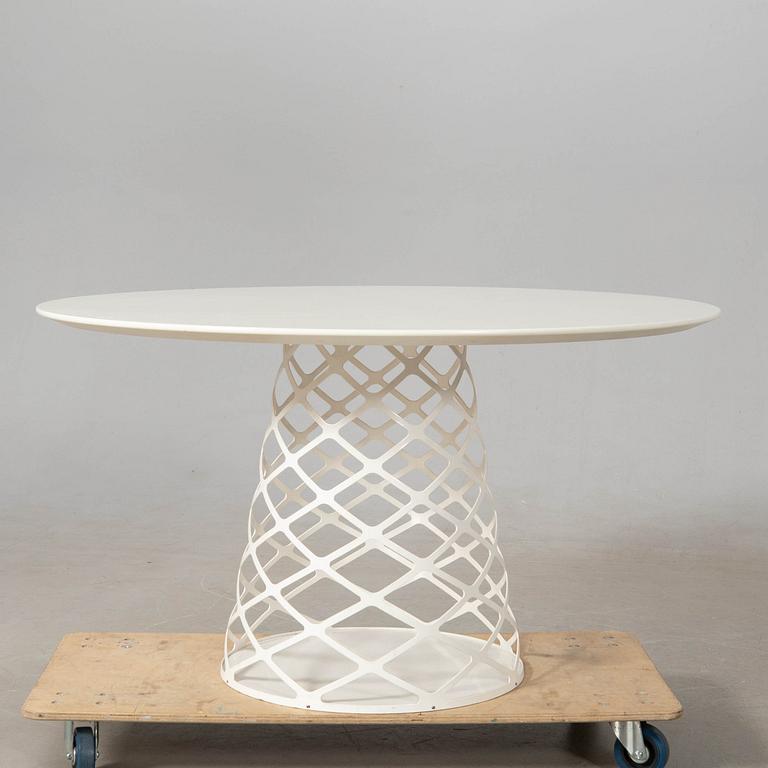 Paul Leroy matbord "Aoyama" för Gubi Danmark modern tillverkning.