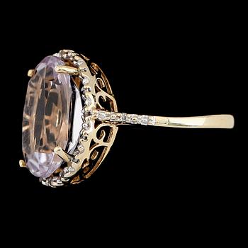 RING, 10K guld, ametist och diamanter tot ca 0.06 ct. Vikt ca 3 g.