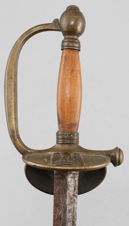 DRÄKTVÄRJA samt SABEL, 2 st, 1800-tal.