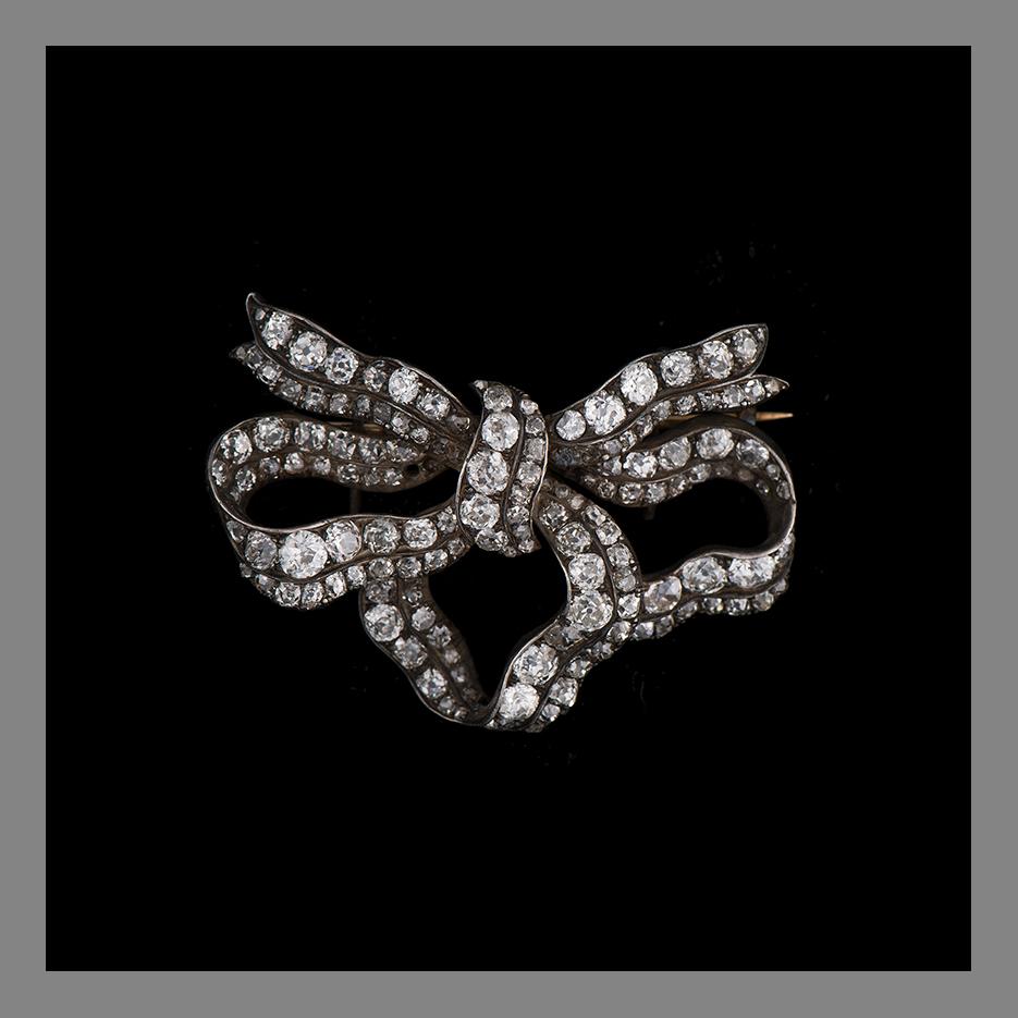 BROSCH, guld och silver, gammalslipade diamanter. Vikt ca 17,8 g.