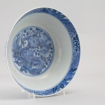 Three pieces of porcelain from China, 19th and 20th century.