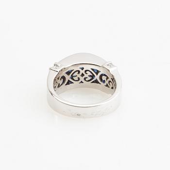 Ring, 18K white gold with baguette-cut diamonds and princess-cut sapphires.