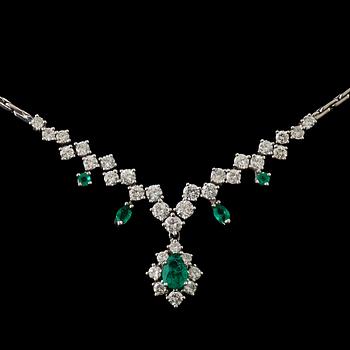 An emerald and brilliant cut diamond necklace. Total carat weight of diamonds circa 2.50 cts.