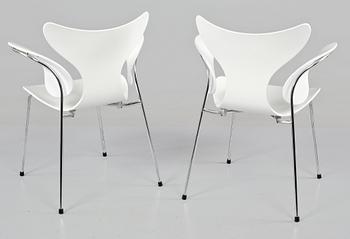 KARMSTOLAR, ett par, "Måsen", Arne Jacobsen, Fritz Hansen, formgivna formgivna 1969/70.