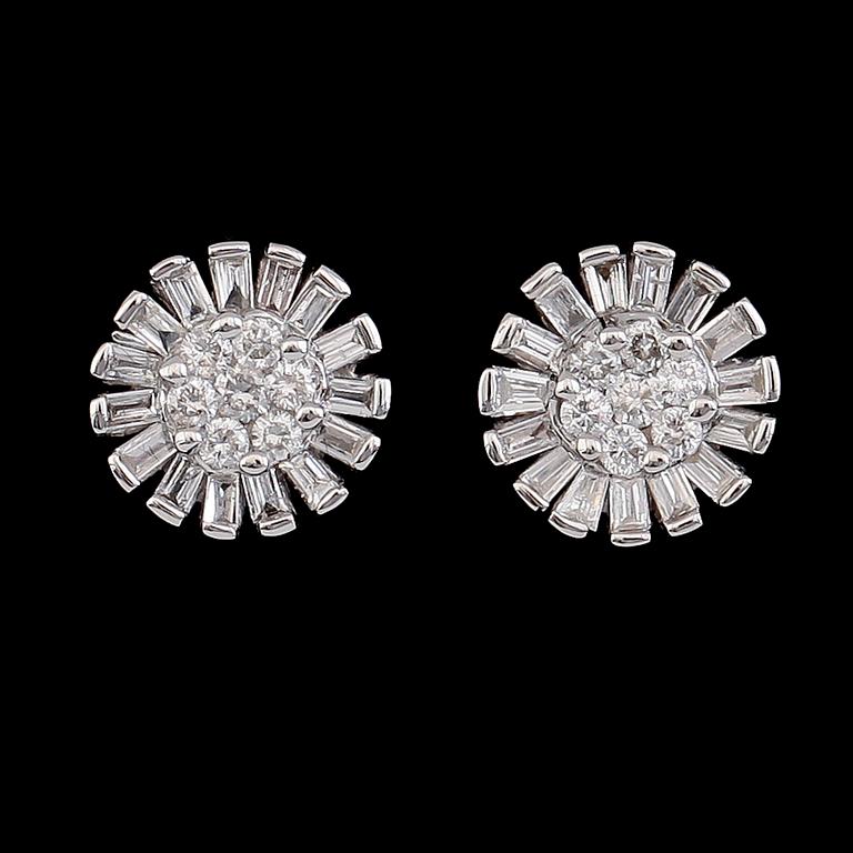 ÖRHÄNGEN, 1 par, 18K vitguld, diamanter tot ca  0.55 ct. Vikt ca 2 g.