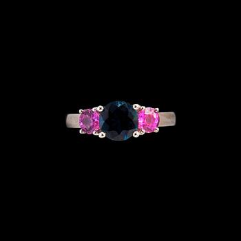 377. RING, blå- och rosa safirer från Sri Lanka 2.58 ct. 14K vitguld.