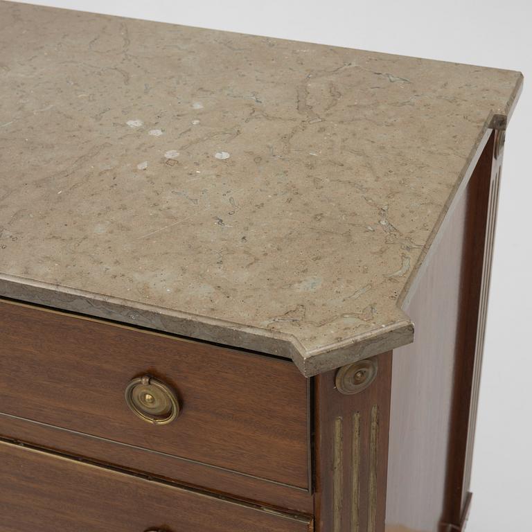 A Gustaivain style chest of drawers, around 1900.