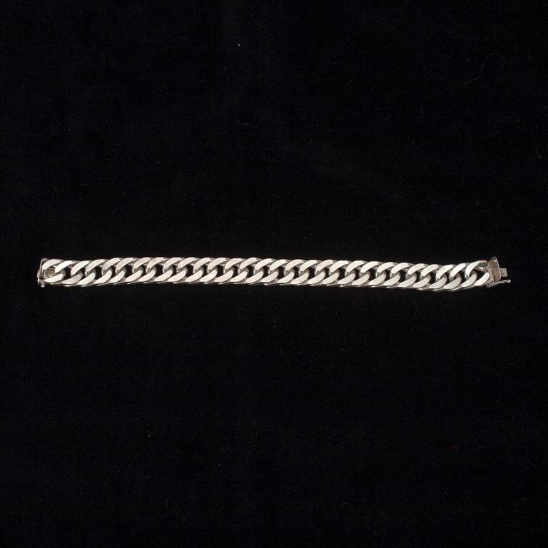 SLIPSHÅLLARE och MANSCHETTKNAPPAR, ett par, samt PANSARARMKED, silver. Tot. vikt ca 92 g.