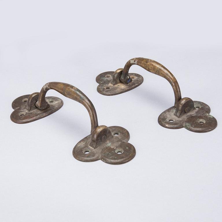 HANDTAG, ett par, brons, 1700-tal.