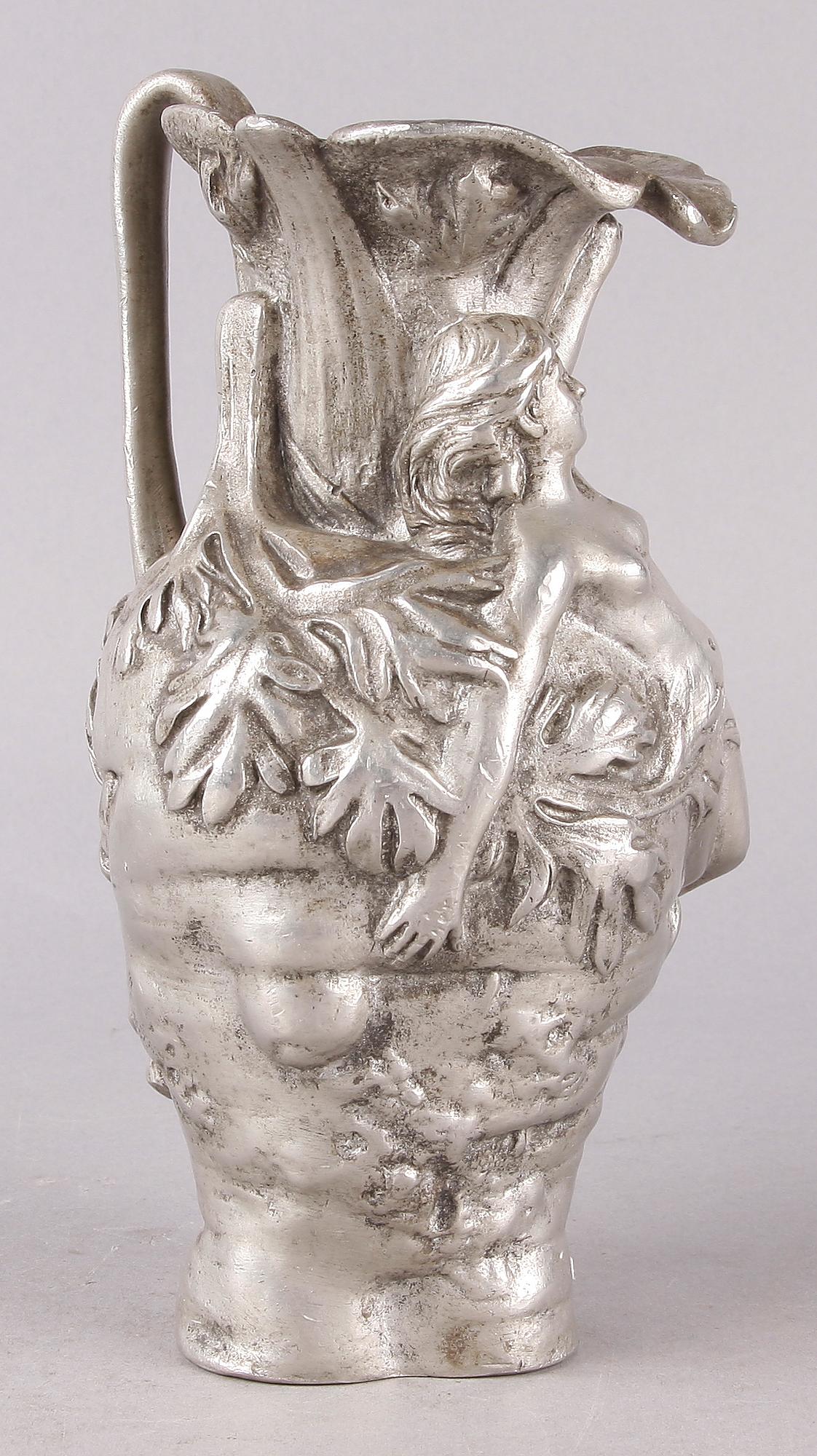 KANNA, tenn. Jugendstil. Märkt J. Garnier.