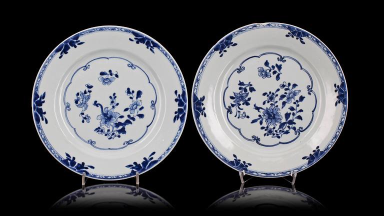 TALLRIKAR, ett par, Qianlong (1736-95), Kina.