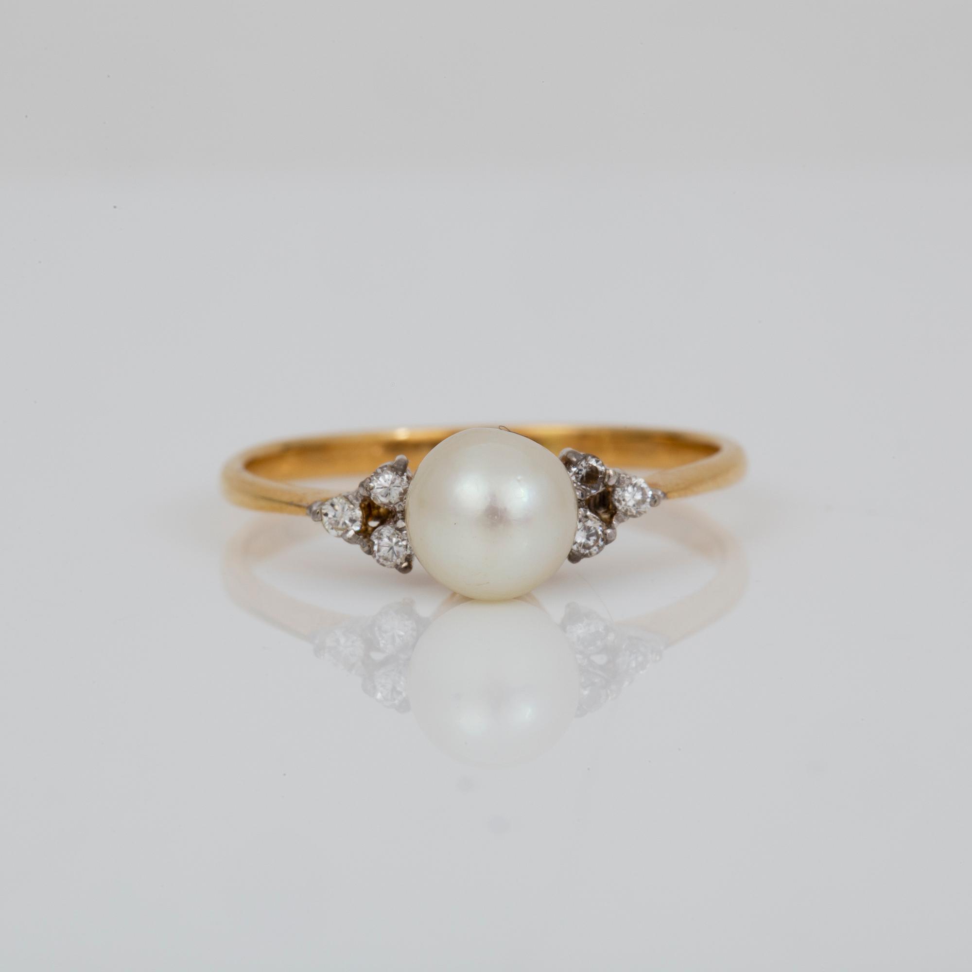 RING, med odlad pärla och små diamanter, totalt ca 0,06 ct.