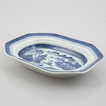 Five pieces of blue and white Chinese porcelain, Qing dynasty, 18th-19th century.