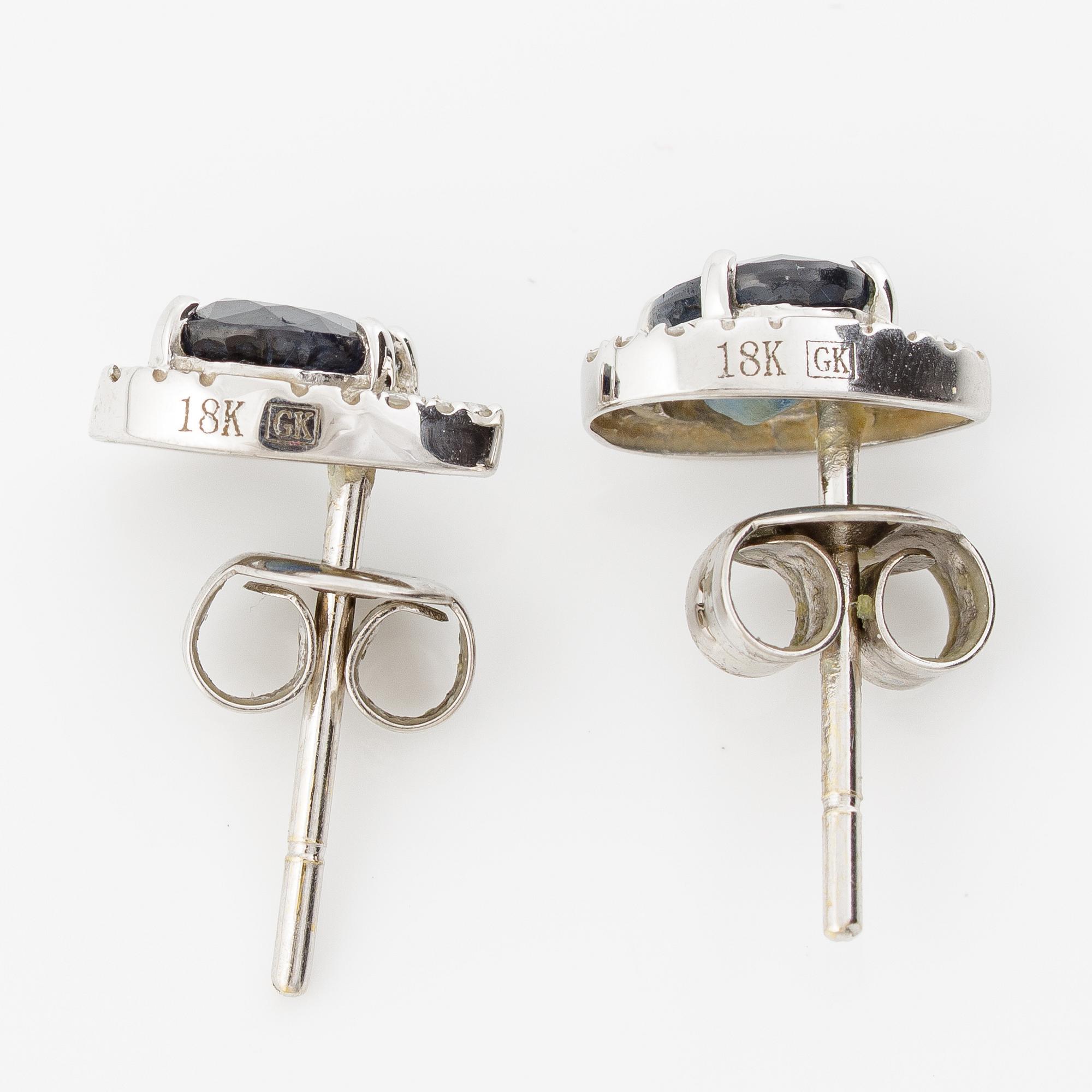 Örhängen, ett par, 18K vitguld med mörka safirer och små åttkantslipade diamanter.