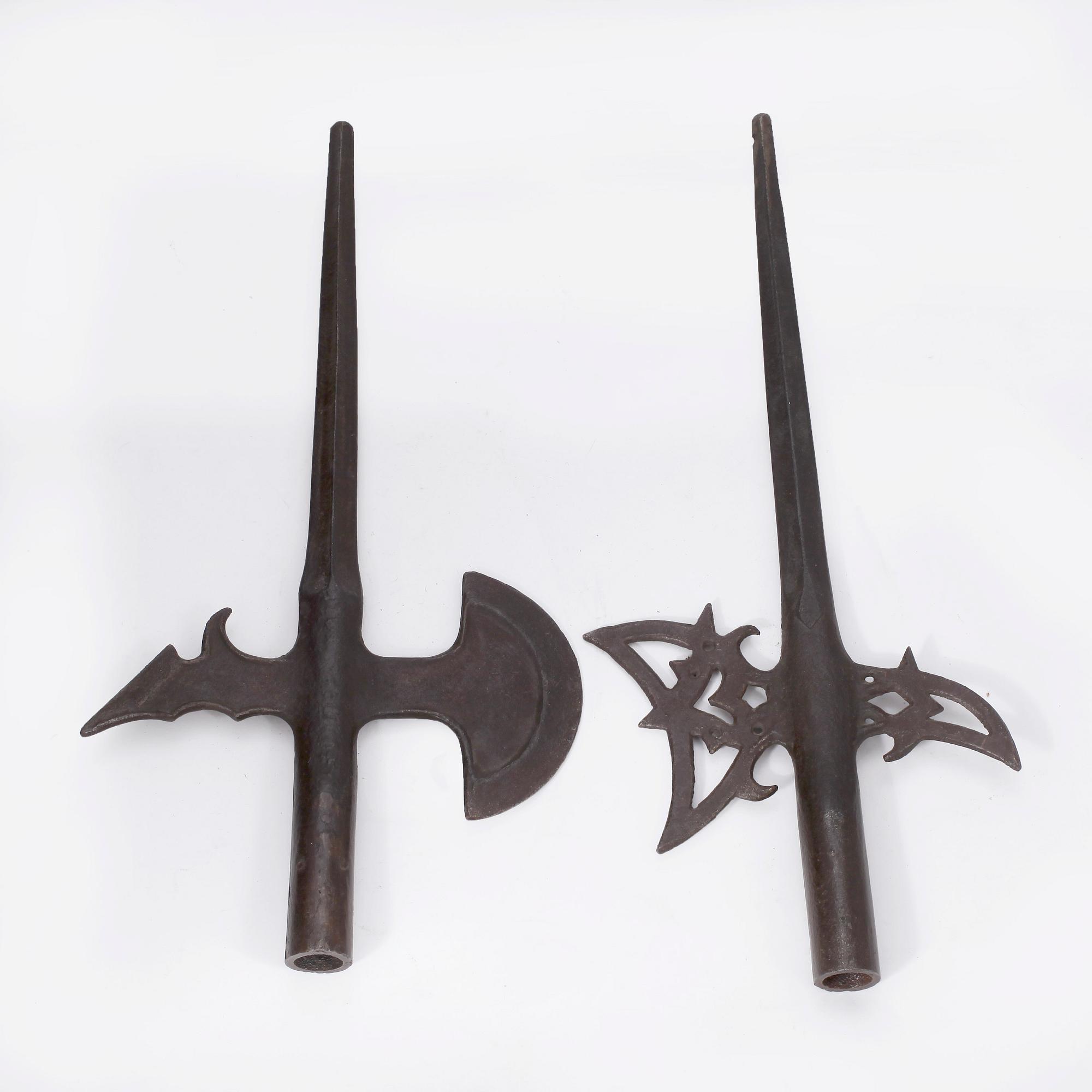 VÄGGSKÖLD, Brevens bruk, samt HILLEBARDER, 2 st, samtliga gjutjärn, 1800-/1900-tal.