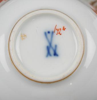 KAFFEKOPPAR MED FAT, 3 st, porslin, rokokostil, Meissen, 1900-tal.