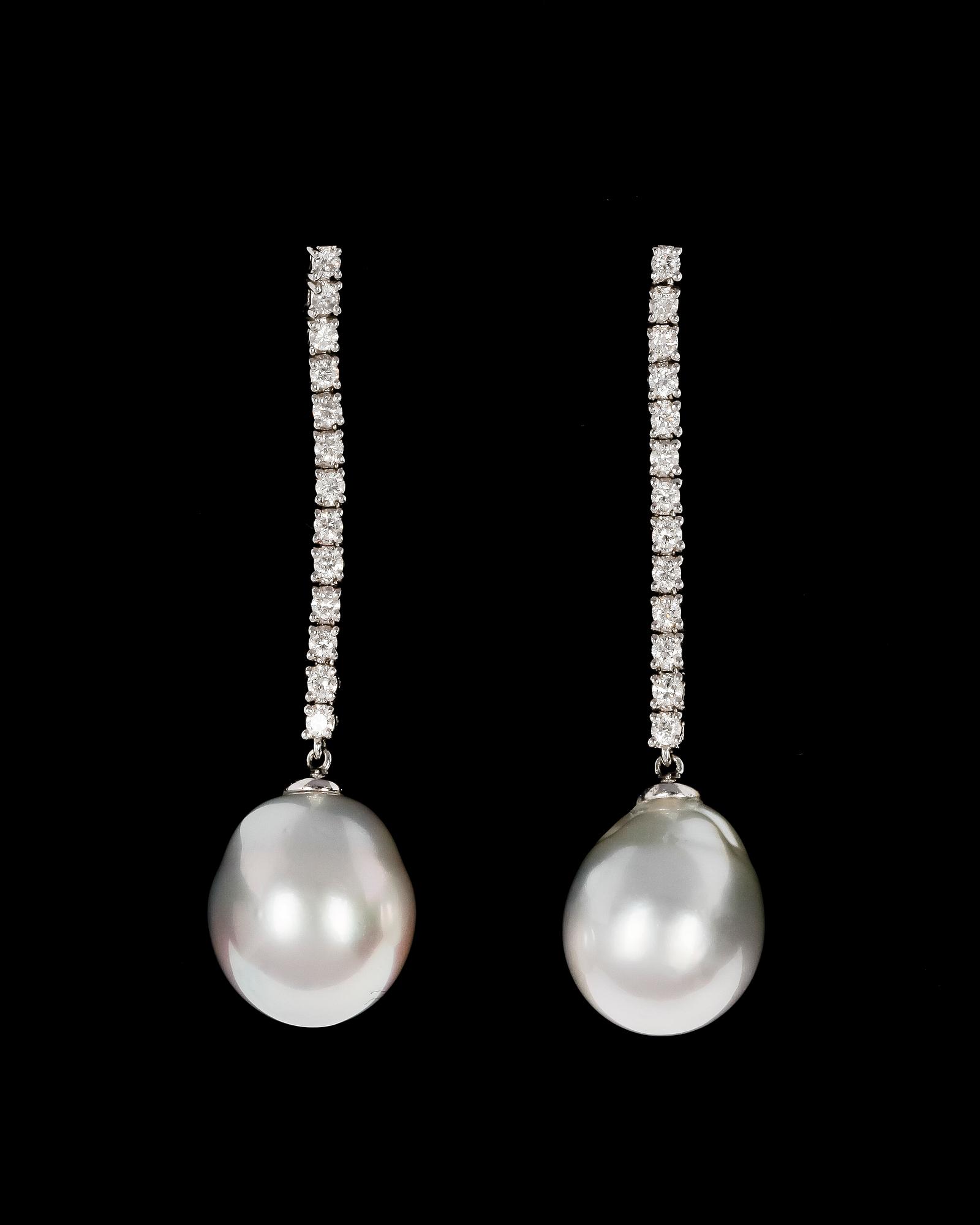 ÖRHÄNGEN, briljantslipade diamanter, tot. ca 0.50 ct, samt odlade South sea pärlor, ca 12,7 mm.