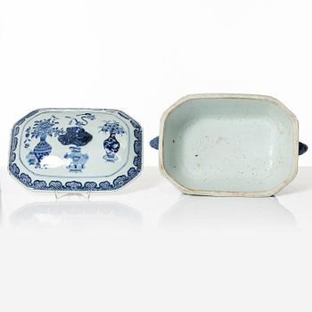 A Chinese export porcelain tureen, Qing dynasty, Qianlong (1736-95).