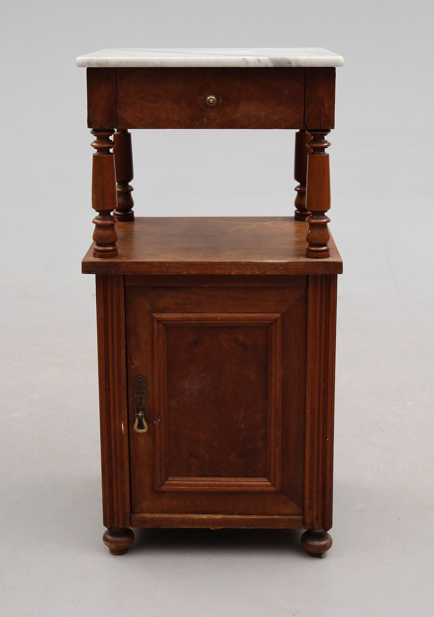 SÄNGBORD, 1800-talets andra hälft.
