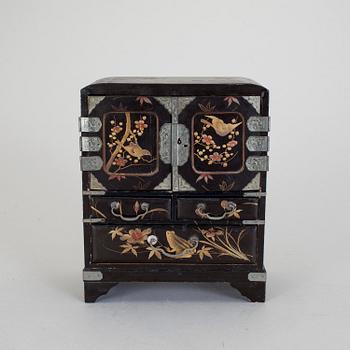 KABINETTSKÅP / SMYCKESKRIN, lack, Kina, omkring 1900.
