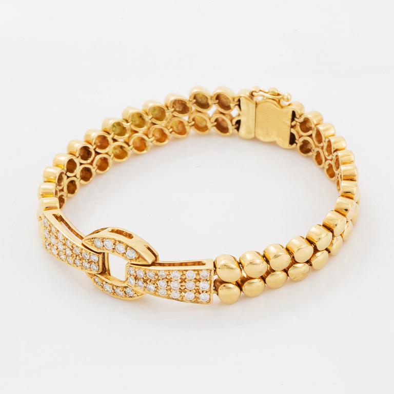 An 18K gold necklace and bracelet.