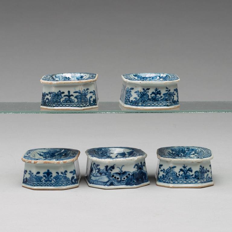 Five (2+2+1) blue and white salters, Qing dynasty, Qianlong (1736-95).