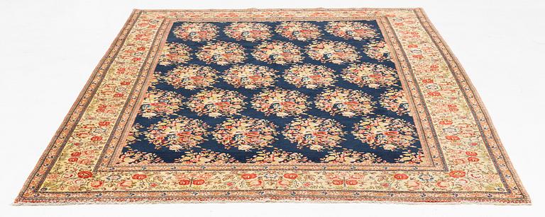 A semi-antique Tabriz carpet, ca 294 x 200 cm.