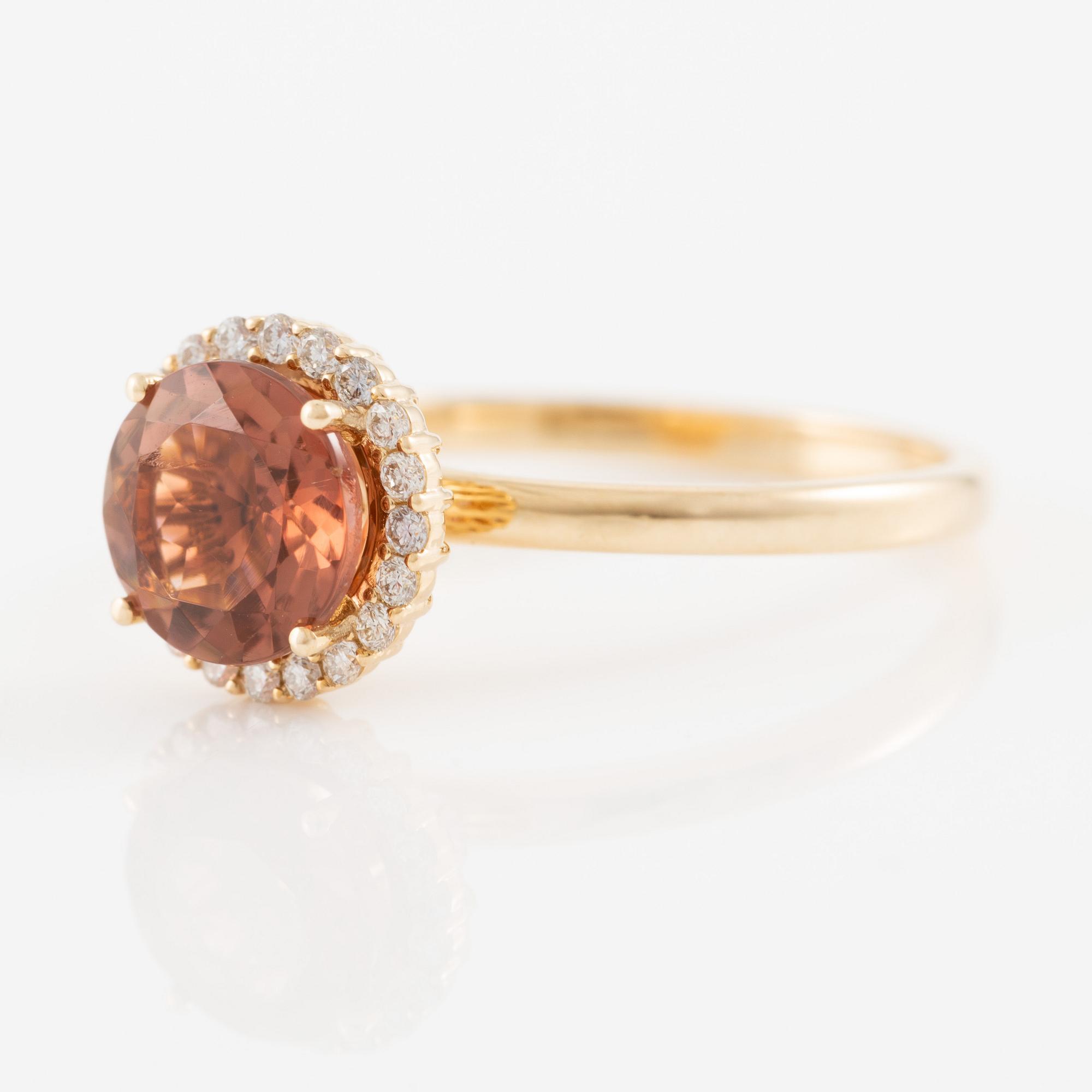 Ring in 14K gold with tourmaline and brilliant-cut diamonds.