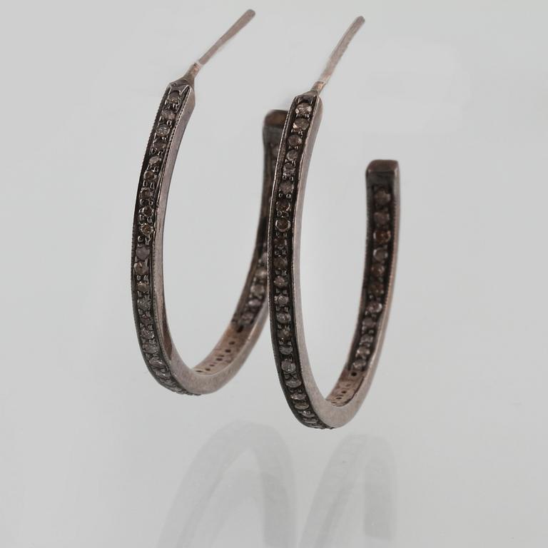ÖRHÄNGEN, svärtat silver med fasettsliapde diamanter. Vikt 4,6 gram.