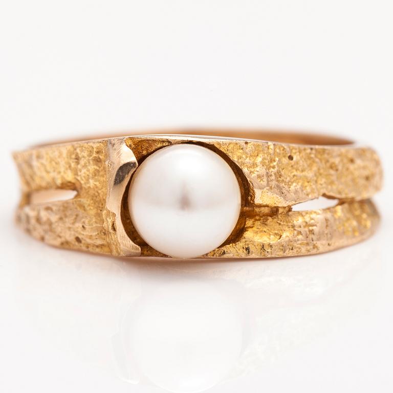 BJÖRN WECKSTRÖM, A 14K gold ring with a cultured pearl "Polar spring". Lappoina 1970.
