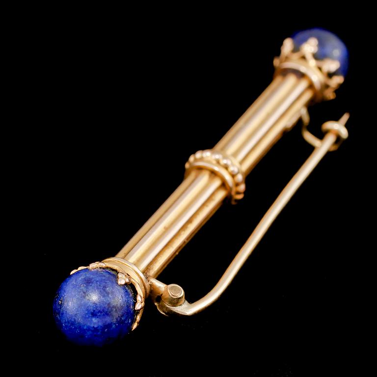 ARMLÄNK samt BROSCH, 14k guld med odlad pärla samt lapis lazuli, 1900-talets andra hälft. Total vikt 13 g.