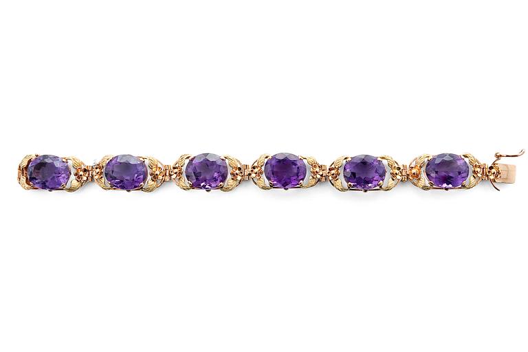 AN AMETHYST BRACELET.